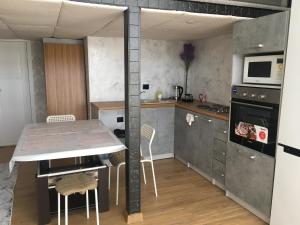 Кухня или мини-кухня в Современные и уютные аппартаменты
