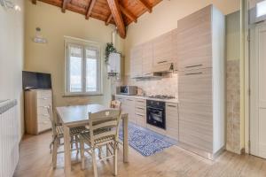 una cucina con tavolo e sedie in una stanza di Residence Viviverde a Terni