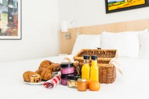 - une table avec un panier de pain et des bouteilles de nourriture dans l'établissement Hotel du Vieux Quebec, à Québec 43 autres photos