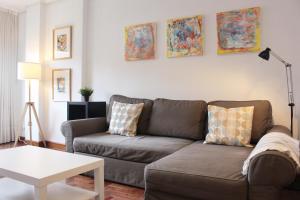 uma sala de estar com um sofá e uma mesa em Bilbao Apartment Lasai con parking directo em Bilbau