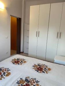 sypialnia z łóżkiem z białymi szafkami w obiekcie la casa di Ste' w Mediolanie
