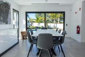 ein Esszimmer mit Tisch und Stühlen in der Unterkunft Villa Videira By Dalma Portuguesa - By Dalma Portuguesa in Sesmarias