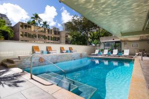 Bazén v ubytování Ohia Waikiki Studio Suites nebo v jeho okolí