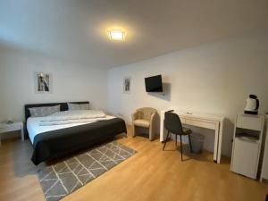 Schlafzimmer mit einem Bett, einem Schreibtisch und einem Stuhl in der Unterkunft Altstadt Apartment in Bamberg