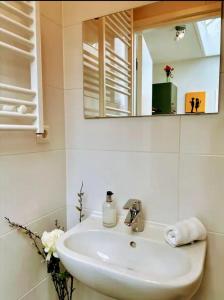 y baño con lavabo blanco y espejo. en Best Location in Centrum, en Leiden