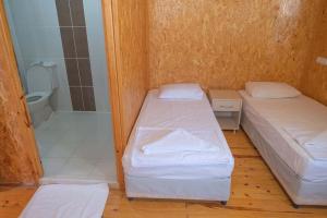 Un pat sau paturi într-o cameră la Klas Rafting Pansiyon