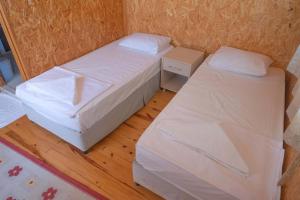 Un pat sau paturi într-o cameră la Klas Rafting Pansiyon