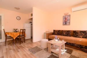 uma sala de estar com um sofá e uma mesa em Ante Apartment em Split