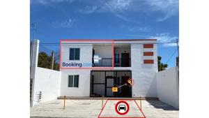 un edificio blanco con un cartel en el costado en Departamento nuevo con excelente ubicación! en Mazatlán
