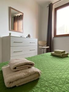 sypialnia z łóżkiem z ręcznikami w obiekcie appartamento w mieście Porto Torres