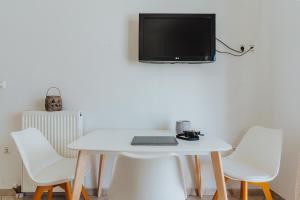 TV a/nebo společenská místnost v ubytování Vithos Seaside Aparthotel