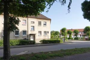 a building on the side of a street at Usedoms Kleines Ostseeglück #1 in Peenemünde bis 4 Personen, Zuganreise möglich in Peenemünde