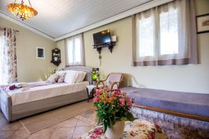 Un pat sau paturi într-o cameră la Villa Aelia - A Peaceful And Private Place