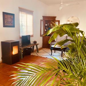 sala de estar con sofá y mesa en Amplio y con encanto en el centro histórico, en Tarifa