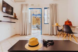 TV a/nebo společenská místnost v ubytování Vithos Seaside Aparthotel