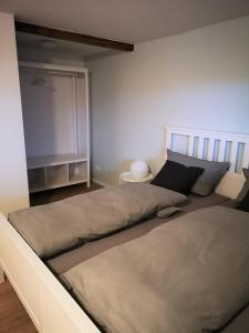 Postel nebo postele na pokoji v ubytování *lütt* Ferienwohnungen lütt & groot