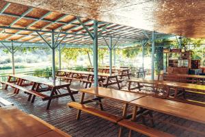 A restaurant or other place to eat at Klas Rafting Pansiyon