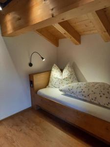 Letto o letti in una camera di Hotel Alpenfrieden