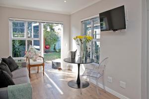 TV a/nebo společenská místnost v ubytování Aloe Aloe Cottage