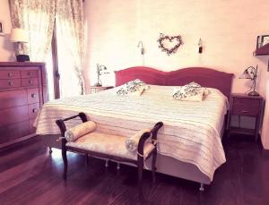 A bed or beds in a room at New! Villa - Stunning Location
