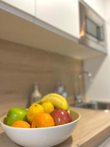 a bowl of fruit on a counter in a kitchen at Cozy apartamento en distrito centro de Málaga in Málaga