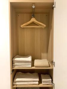 a closet with a bunch of folded towels at Cozy apartamento en distrito centro de Málaga in Málaga