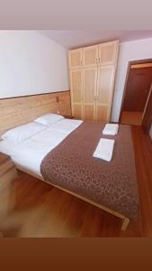 Belvedere luxury apartment في بانسكو: غرفة نوم بسرير كبير وأرضيات خشبية +14 صورة