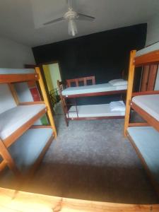 Un ou plusieurs lits superposés dans un hébergement de l'établissement Jeremias Hostel Bar