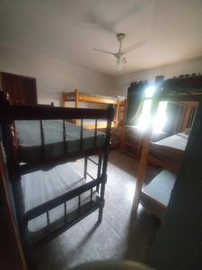 Двухъярусная кровать или двухъярусные кровати в номере Jeremias Hostel Bar