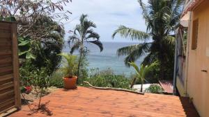 a view of the ocean from a house at Le Saintois in Terre-de-Bas