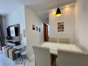 a dining room with a table and chairs at Ilha Madeira - Localização PRIVILEGIADA em frente à PRAIA in Ilhéus