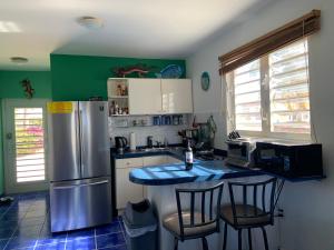 A cozinha ou cozinha compacta de Oceanfront Townhome in Marazul Dive Resort