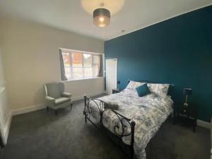 Ένα ή περισσότερα κρεβάτια σε δωμάτιο στο 8 Bedroom House For Corporate Stays in Kettering