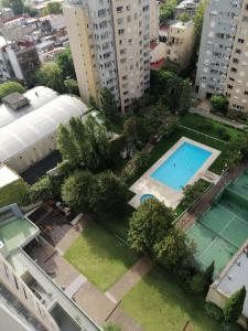 uma vista aérea de uma piscina numa cidade em Petit Apartment en Avenida Belgrano em Buenos Aires