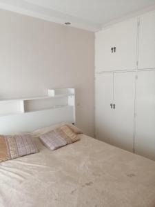 A bed or beds in a room at Petit Apartment en Avenida Belgrano