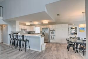 Een keuken of kitchenette bij Oceanfront Galveston Home - Walk to Beach!