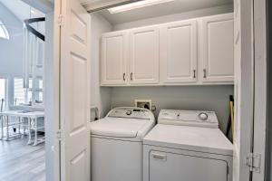 Een keuken of kitchenette bij Oceanfront Galveston Home - Walk to Beach!