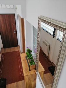 Apartments by Ernes City Hall Sarajevo في سراييفو: مرآة أمام مدخل مع باب