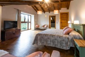 Postel nebo postele na pokoji v ubytování Casa Rural Llanes Asturias