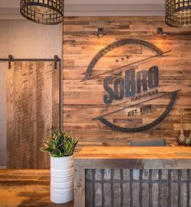 una pared de madera con un letrero de soda. en Placemakr Premier SoBro en Nashville