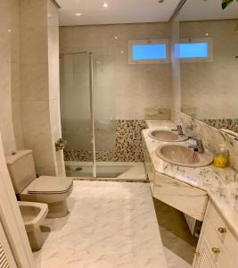 y baño con 2 lavabos, ducha y aseo. en Habitación privada en Bilbao Centro, en Bilbao