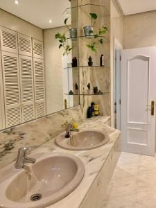 a bathroom with two sinks in a marble counter top at Habitación privada en Bilbao Centro in Bilbao