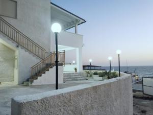 ein Gebäude mit einer Treppe und einer Treppe in der Unterkunft Villa seccagrande al corvo in Seccagrande