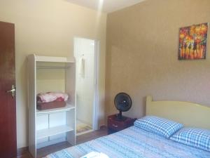 sypialnia z łóżkiem i lustrem w obiekcie Pousada do Ribeirão w mieście Andrelândia