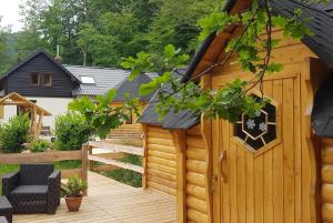 une cabane en bois avec une terrasse et une clôture dans l'établissement NatureZenKota, à Mittlach