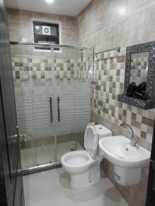 Ένα μπάνιο στο Amro Petra Apartment