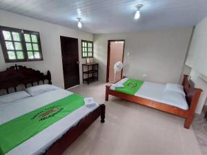 Puerto NariñoにあるEcocabañas Manguareの部屋にベッドが2つある寝室