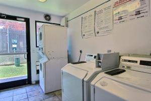 Kuchyň nebo kuchyňský kout v ubytování Motel 6-Austin, TX - North Central