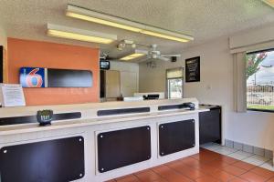Kuchyň nebo kuchyňský kout v ubytování Motel 6-Austin, TX - North Central