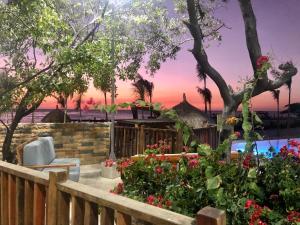 - Vistas al océano desde un complejo con flores en Preciosos Apartamentos en Samaria Club de Playa sector Pozos Colorados, en Santa Marta